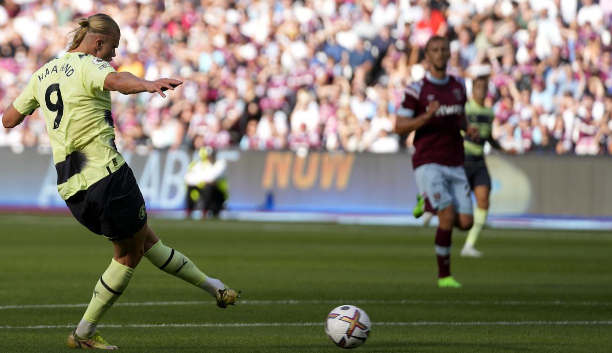 Hasilnya, Haaland sukses mencetak brace pada menit ke-65. Memanfaatkan umpan terobos dari Kevin De Bruyne, pemain asal Norwegia tersebut berhasil tak terkejar oleh pemain lawan dan dengan tenang melesatkan bola mendatar ke sisi kiri gawang. (AP/Frank Augstein)