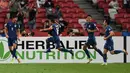 Pemain Thailand Adisak Kraisorn (kiri) merayakan golnya ke gawang Indonesia pada pertandingan sepak bola leg kedua final Piala AFF 2020 di National Stadium, Singapura, Sabtu (1/1/2022). Pertandingan berakhir dengan skor 2-2. (Roslan RAHMAN/AFP)