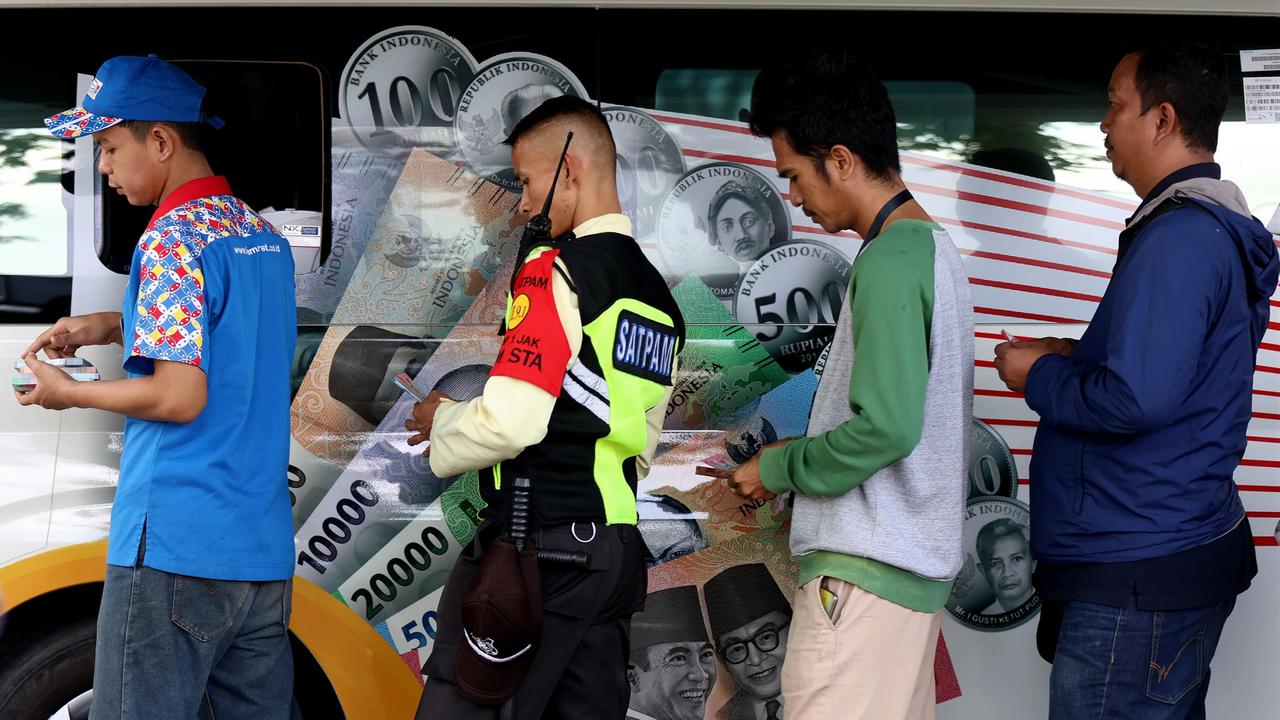 FOTO: Antrean Warga Tukar Uang Baru di Kas Keliling Bank Indonesia