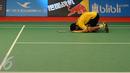 Ganda putra Indonesia, Mohammad Ahsan bersujud usai mengalahkan Liu Xiaolong/QiuZihan (Tiongkok) di final Total BWF World Championships 2015, Jakarta, Minggu (16/8/2015). Ahsan/Hendra unggul 21-17, 21-14. (Liputan6.com/Helmi Fithriansyah)