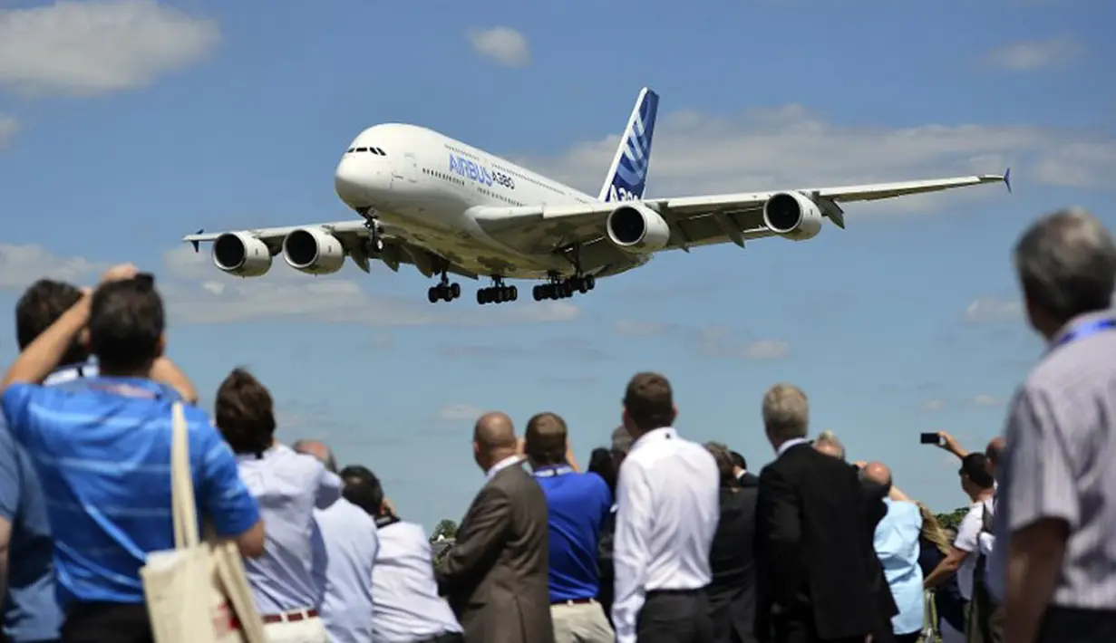 Sebuah Airbus A380-800 bersiap untuk mendarat di Farnborough Airshow di Hampshire, Inggris, (14/7/2014). (AFP PHOTO/Carl Court)