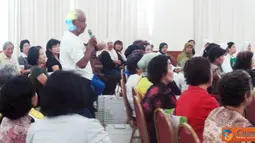 Citizen6, Jakarta: Salah satu peserta seminar melakukan sesi tanya-jawab kepada pembicara. (Pengirim: Ditia Anindita)  