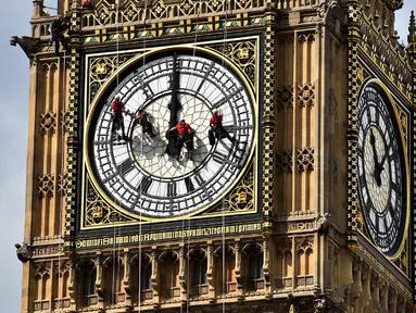Senin (19/8/14), para pekerja membersihkan menara jam Big Ben di London, Inggris. (AFP PHOTO/Ben Stansall)