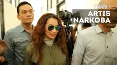 Artis Reza Artamevia, mulai menjalani rehabilitasi di BNN Provinsi Nusa Tenggara Barat. Saat menjalani rehabilitasi pertamanya Ini Reza didampingi adik danm pengacaranya.