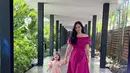 Tampil kompak dengan outfit serba pink, Asmirandah terlihat menawan mengenakan off shoulder dress warna fuschia. Sementara putrinya mengenakan dress dengan detail puff sleeve warna baby pink. Gemas!  (Instagram/asmirandah89).