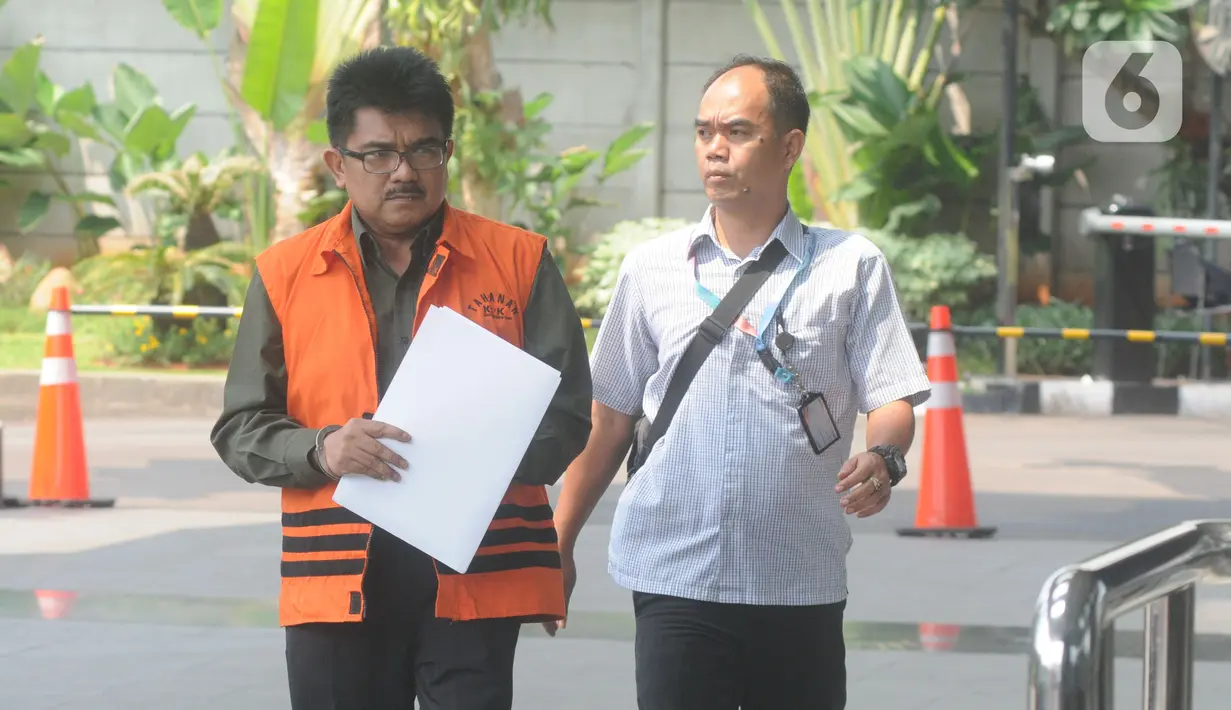 Kepala Kantor Pelayanan Pajak Penanaman Modal Asing Tiga Kanwil Jakarta Khusus Yul Dirga (kiri) saat tiba di Gedung KPK, Jakarta, Kamis (26/12/2019). Yul diperiksa sebagai tersangka dalam kasus dugaan suap pemeriksaan atas restitusi pajak PT WAE tahun pajak 2015 dan 2016. (merdeka.com/Dwi Narwoko)