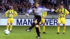 Meski berstatus sebagai kiper, Jose Luis Chilavert justru dikenal sangat subur dalam urusan mencetak gol ke gawang lawan.  (AFP/Damien Meyer)
