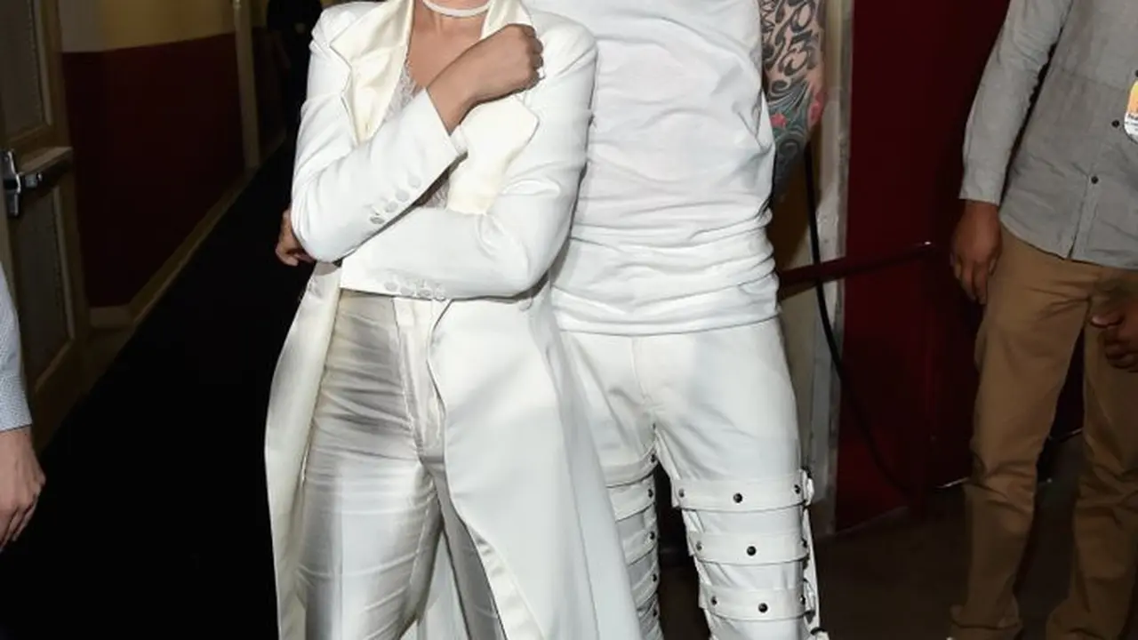 [Bintang] Camila Cabello dan Machine Gun Kelly