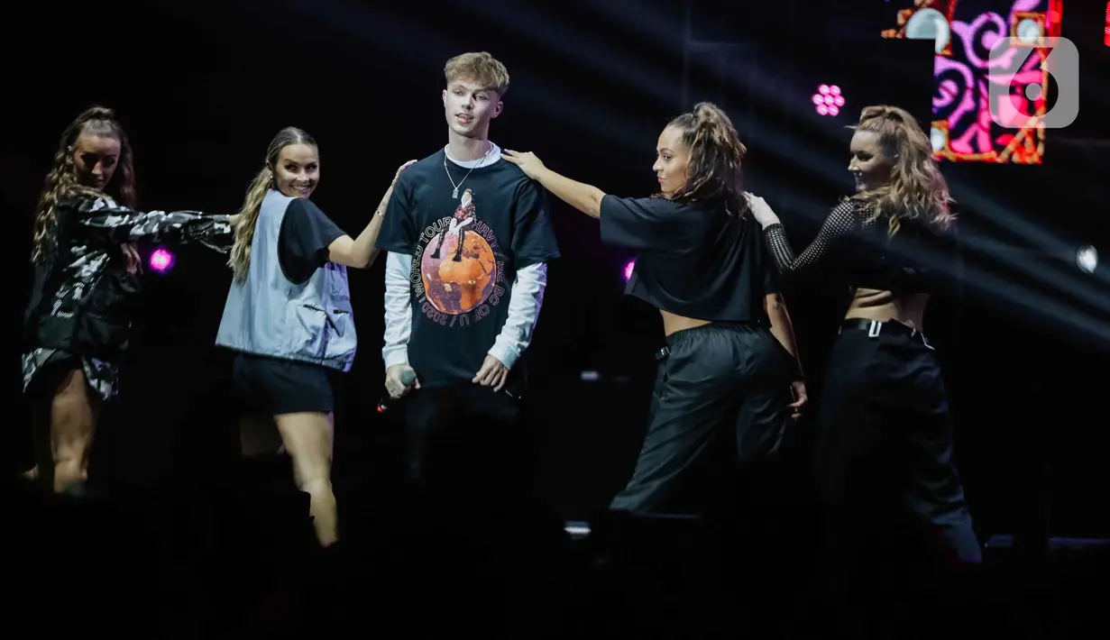 Aksi panggung Hrvy bersama para dancer saat tampil dalam festival musik Love Fest di Istora Senayan, Jakarta, Sabtu (22/2/2020). Dalam penampilannya Hrvy membawakan sejumlah lagu seperti Personal, Million Ways, I Wish You Were Here. (Liputan6.com/Faizal Fanani)