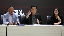 Ketua Umum PSSI, Erick Thohir ditemani wakil ketua umum PSSI 1, Zainudin Amali (kiri) dan wakil ketua umum PSSI 2, Ratu Tisha memberikan keterangan kepada wartawan saat konferensi pers mengenai pembentukan yayasan PSSI dan perwasitan Indonesia di GBK Arena, Senayan, Jakarta, Kamis (22/06/2023). (Bola.com/Bagaskara Lazuardi)