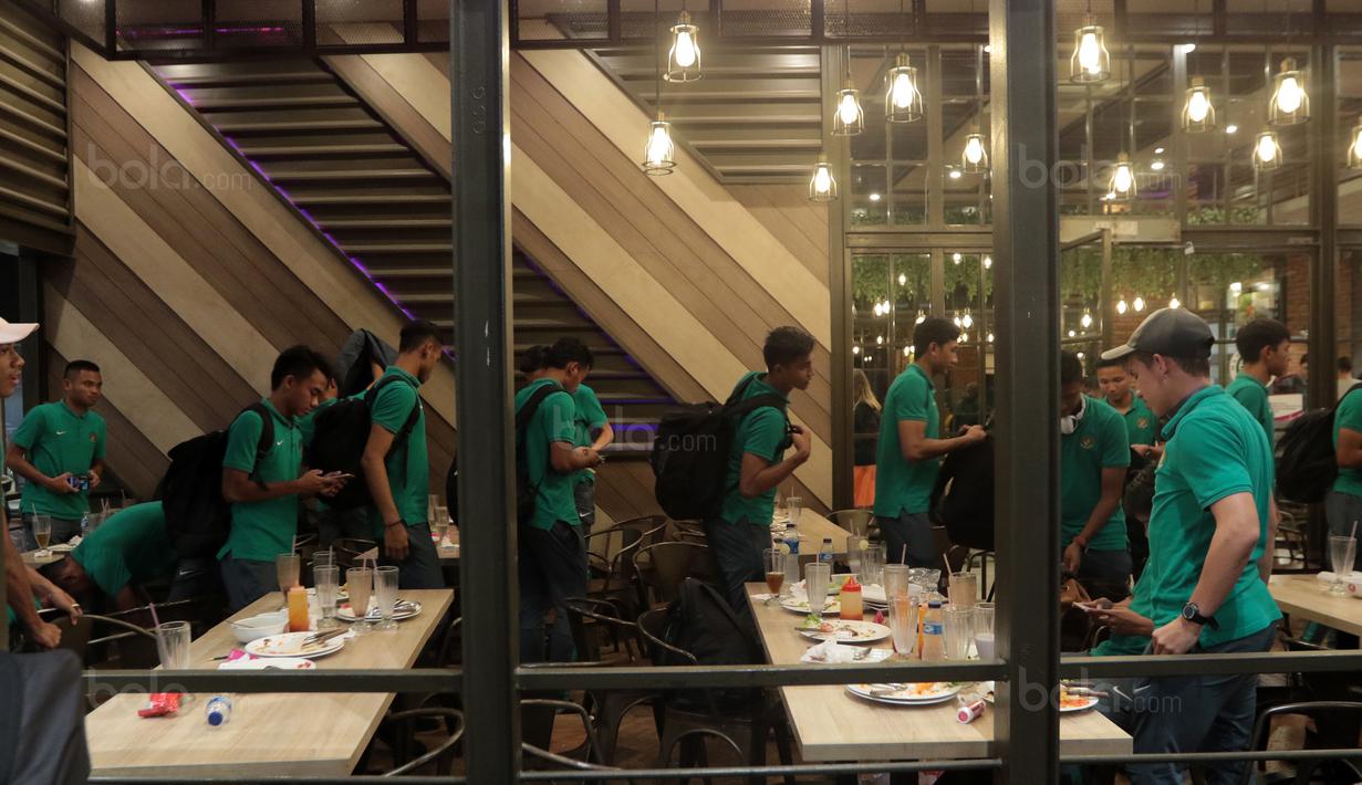Para pemain Timnas U-19 menikmati makan malam di Bandara Soekarno-Hatta, Cengkareng, (28/10/2017). Timnas U-19 akan mengikuti kualifikasi Piala Asia di Korea Selatan. (Bola.com/Nicklas Hanoatubun)