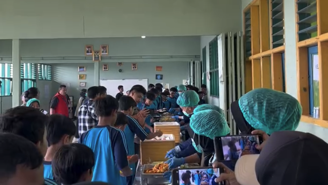 Ciptakan Kebersamaan di Sekolah, MBG Digelar Prasmanan di Sukabumi: Siswa Gembira