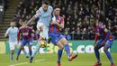Pemain Manchester City, Nicolas Otamendi (kiri) berebut bola dengan pemain Crystal Palace, Martin Kelly pada lanjutan Premier League di Selhurst Park, London, (31/12/2017). Palace tahan Manchester City tanpa gol. (AP/Tim Ireland)