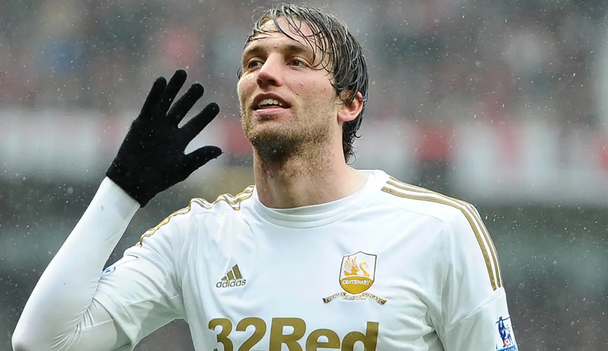 4. Michu, pada musim pertamanya di Swansea gelandang asal Spanyol ini mampu mencetak 18 gol, namun ironis musim keduanya hanya membukukan dua gol. Sempat dipinjamkan ke Napoli namun dirinya tetap gagal mengembalikan performanya. (AFP/Andrew Yates)