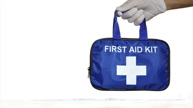 Ilustrasi emergency kit, first aid kit, tas siaga bencana