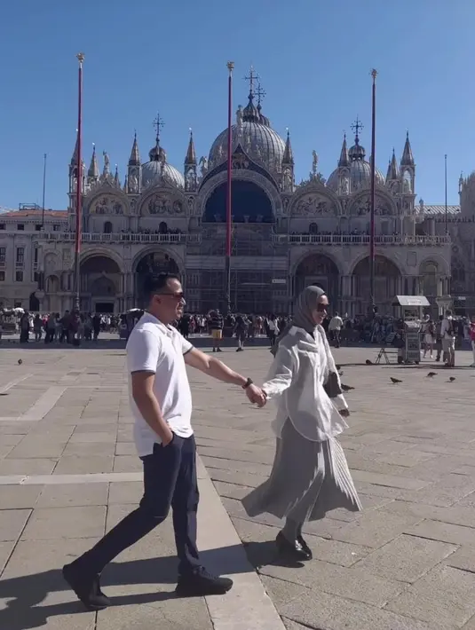 Meski begitu, banyak yang berdoa agar keduanya langgeng hingga maut memisahkan. [foto: instagram/poppybungariphat]