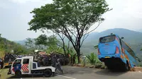 Upaya evakuasi bangkai bus maut Jakarta Wisata Transport yang masuk jurang di jalur alternatif Cikidang, Sukabumi, Jawa Barat, Minggu (9/9). Bus membawa rombongan yang ingin berwisata ke Bravo Adventure Camp Kampung Bantar Selang (Merdeka.com/Arie Basuki)