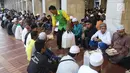 Panitia membagikan paket makanan kepada jemaah yang ingin buka puasa di Masjid Istiqlal, Jakarta, Kamis (17/5). (Liputan6.com/Arya Manggala)