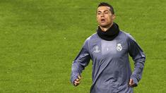 Bintang Real Madrid, Cristiano Ronaldo, berlatih jelang laga Liga Champions melawan Sporting Lisbon di Stadion Alvalade, Portugal, Senin (21/11/2016). (EPA/Antonio Cotrim)  