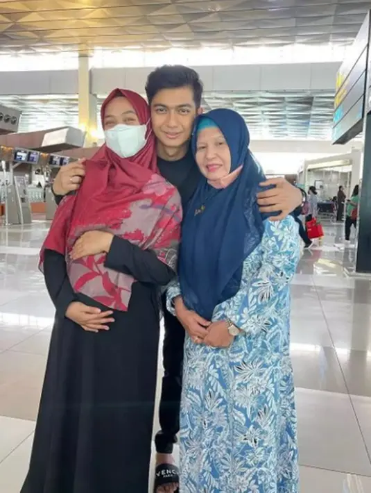Ria Ricis juga memperlakukan Nyanyak seperti ibunya sendiri. Ia tak jarang memberikan hadiah istimewa untuk ibu Teuku Ryan tersebut. Adik Oki Setiana Dewi terlihat begitu akrab dengan mertuanya.
(Liputan.com/IG/@teukuryantr)