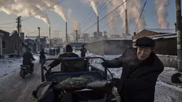 Foto ini menceritakan kehidupan warga Cina di lingkungan pembangkit listrik tenaga batu bara di Shanxi, China (26/11/2015). Foto kategori Daily Life karya Kevin Frayer berjudul 'China Coal Addiction' menjadi pemenang '1st prize singles'. (Reuters via WPP)