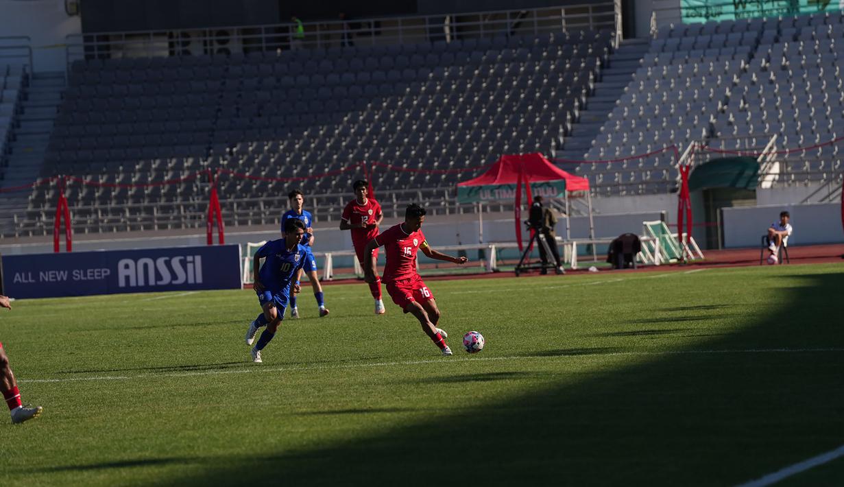 Kapten Timnas Indonesia U-20, Dony Tri Pamungkas (kanan) menguasai bola dibayangi pemain Thailand U-20, Thanakrit Chotmuangpak pada laga kedua Turnamen Seoul Earth on Us Cup 2024 di Stadion Mokdong, Seoul, Korea Selatan, Jumat (30/8/2024). (Dok. PSSI)
