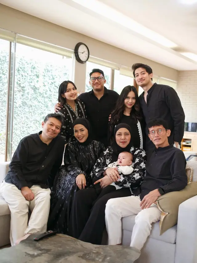 Hanggini Pancarkan Aura Keibuan di Lebaran, Makeup Minimalis dan Outfit Hitam Jadi Highlight