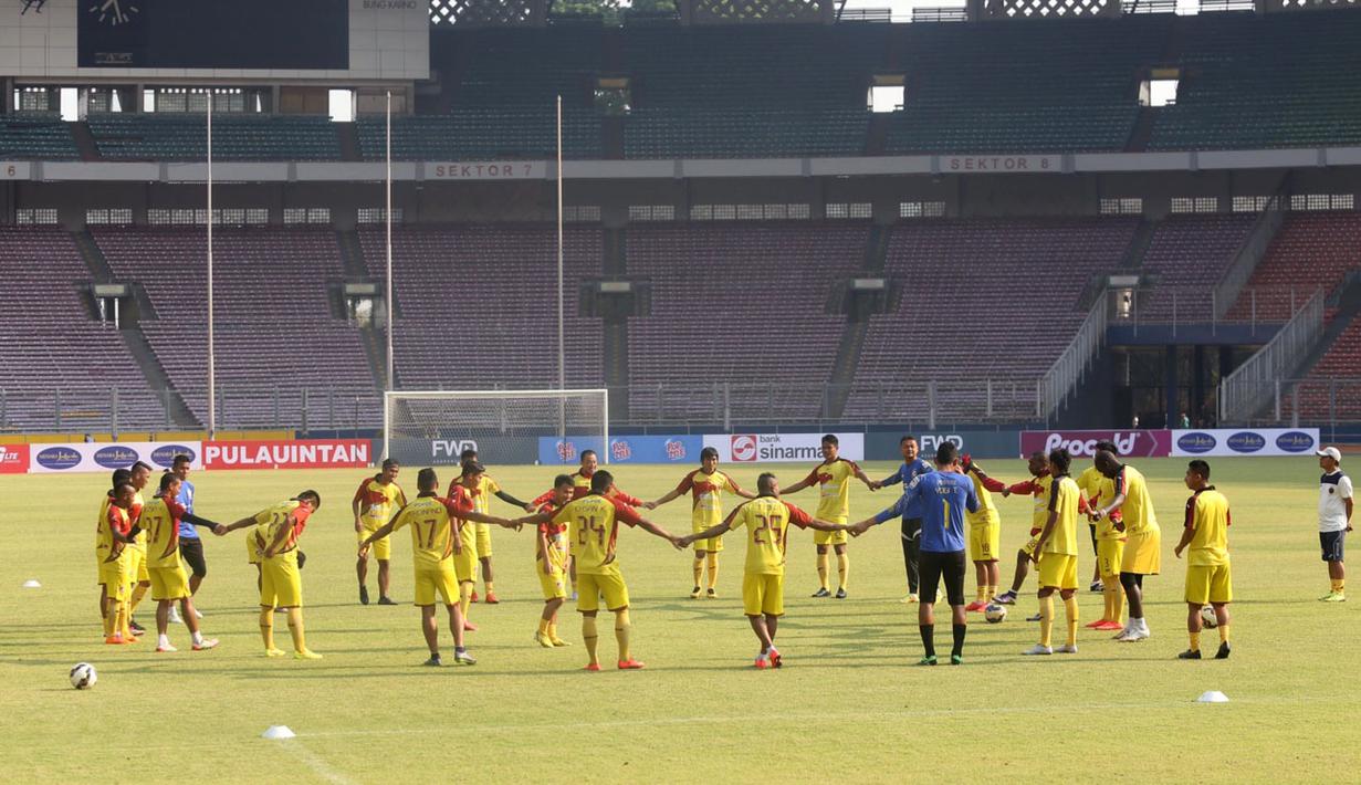 Tim Sriwijaya FC berlatih sekaligus uji coba lapangan Stadion Utama Gelora Bung Karno, Senayan, Jakarta, Sabtu (17/10/2015) pagi WIB. (Bola.com/Nicklas Hanoatubun)