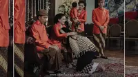 Top 3 Hari Ini: Mesra Disuapi Jokowi, Kahiyang Berkebaya Merah