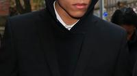 Mason Greenwood meninggalkan Minshull Street Crown Court setelah sidang atas tuduhan percobaan pemerkosaan di Manchester pada 21 November 2022. Greenwood ditangkap pada Januari 2022 dan statusnya ditangguhkan oleh klub karena semua tuduhan di atas, dengan sederet bukti yang dikirimkan oleh korban dan terkuak ke media. (AFP/Lindsey Parnaby)