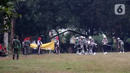 Anggota Pasukan Pengibar Bendera Pusaka (Paskibraka) melakukan saat latihan di Lapangan PP-PON, Jakarta, Selasa (11/8/2020). Latihan ini persiapan jelang pelaksanaan Upacara Peringatan 75 tahun Kemerdekaan Indonesia di Istana Negara, Jakarta. (Liputan6.com/Helmi Fithriansyah)