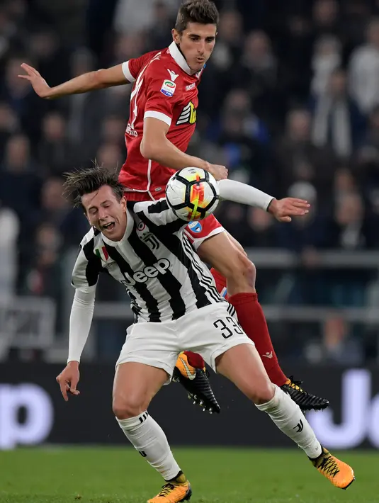 Penyerang Juventus, Federico Bernardeschi berebut bola dengan pemain SPAL, Federico Mattiello pada lanjutan Serie A Italia di Allianz Stadium, Kamis (26/10). Menghadapi SPAL, "Si Nyonya Tua" mampu menang dengan skor telak 4-1. (MIGUEL MEDINA/AFP)