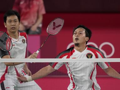 Pertandingan semifinal bulu tangkis ganda putra berlangsung antara Mohammad Ahsan dan Hendra Setiawan melawan Lee Yang dan Wang Chi-Lin dari Chinese Taipei. Ahsan/Hendra diunggulkan secara peringkat, namun Lee/Wang berhasil memenang di pertemuan terakhir mereka. (Foto: AP/Dita Alangkara)