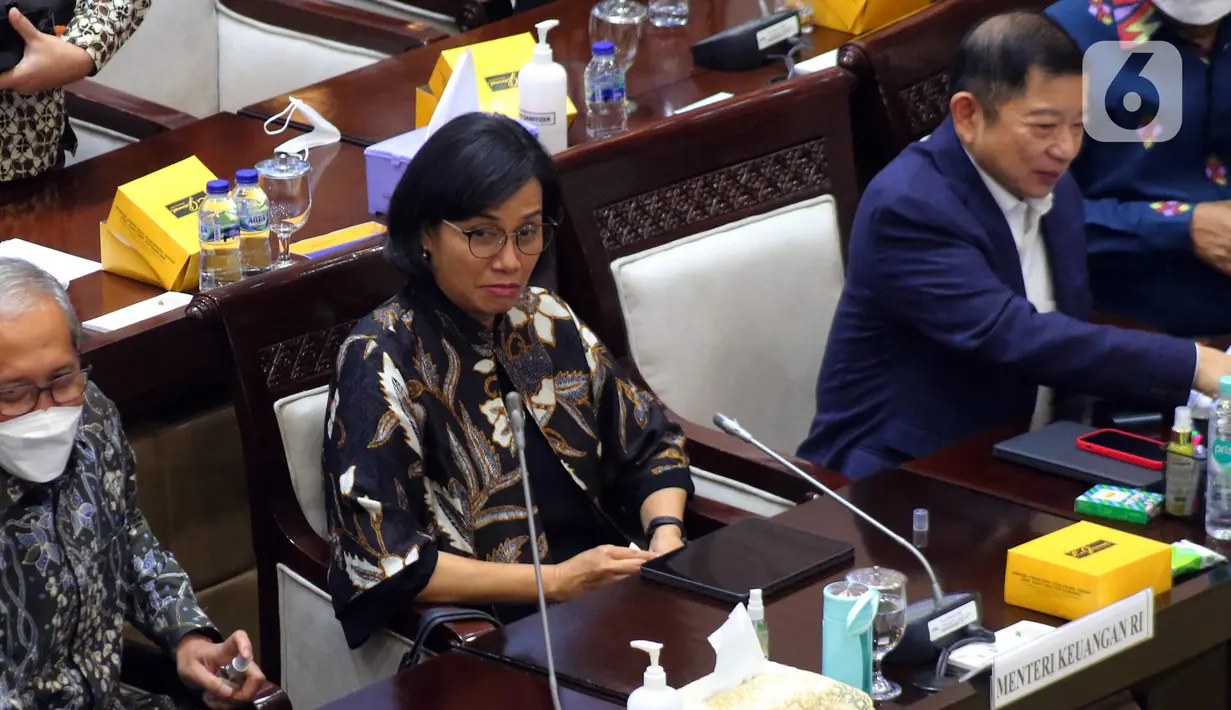 Menteri Keuangan Sri Mulyani (tengah) bersama Menteri PPN/Kepala Bappenas Suharso Monoarfa (kanan) saat rapat kerja dengan Komisi XI DPR di Jakarta, Rabu (8/6/2022). Rapat tersebut terkait pengambilan keputusan mengenai asumsi dasar dalam pembicaraan pendahuluan RAPBN Tahun Anggaran 2023. (Liputan6.com/Angga Yuniar)