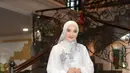 Di momen pengajian sebelum berangkat, Ashanty tampil dengan dress panjang flowy lengan panjang puff putih. [@ashanty_ash]