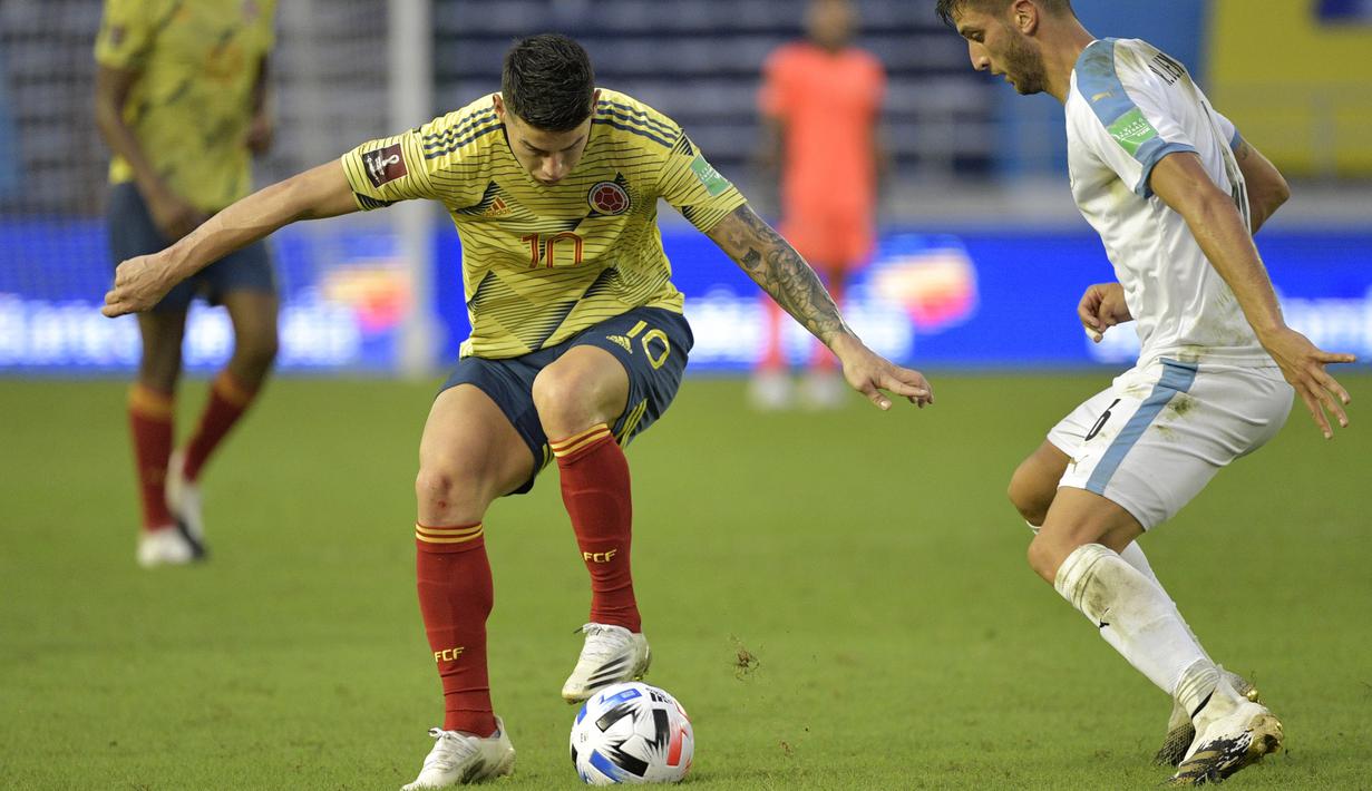 Gelandang Uruguay, Rodrigo Bentancur, berebut bola dengan gelandang Kolombia, James Rodriguez, pada laga kualifikasi Piala Dunia 2022 zona CONMEBOL di Estadio Metropolitano Roberto Melendez, Sabut (14/11/2020) dini hari WIB. Uruguay menang 3-0 atas Kolombia. (AFP/Raul Arboleda)