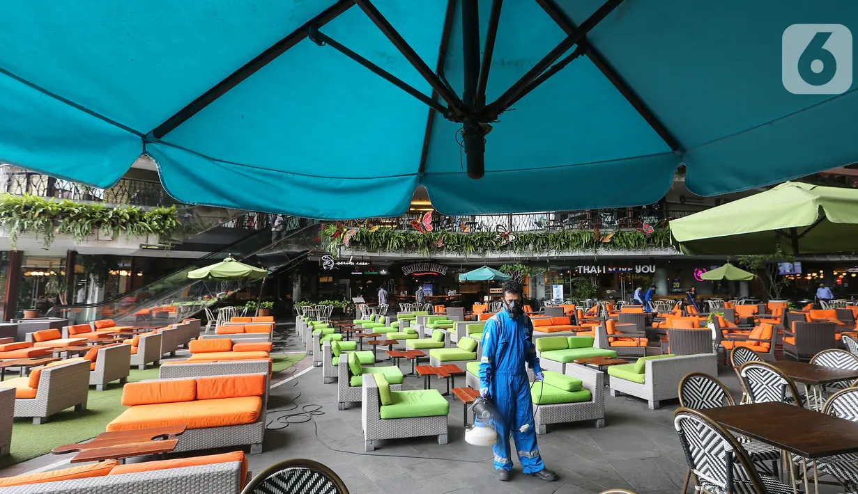 Petugas menyemprotkan cairan disinfektan di area Avenue of the Stars Lippo Mall Kemang, Jakarta, Senin (23/3/2020). Tujuan penyemprotan disinfektan untuk membersihkan area dari bakteri, virus dan hal-hal yang berpotensi terhadap penyebaran segala jenis virus. (Liputan6.com/Fery Pradolo)