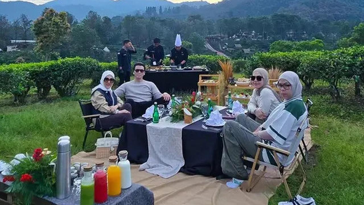 Deretan Potret Mewah Piknik Syahrini dan Reino Barack, Santap Sarapan di Kebun Teh