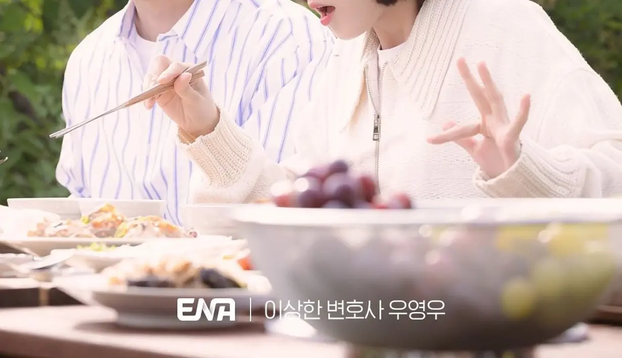 Woo Young Woo makan bersama keluarga Lee Junho. (Foto: Instagram/ channel.ena.d via Soompi)