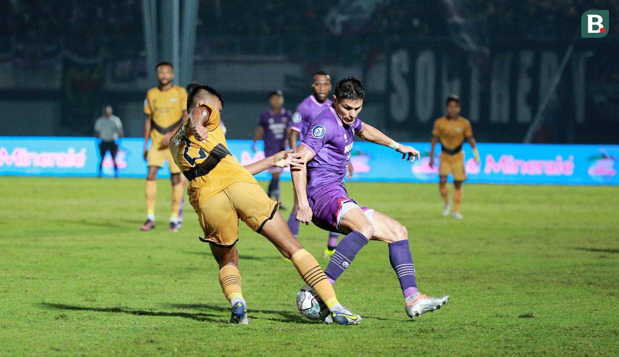 <p>Pemain Persita Tangerang, Ramiro Fergonzi (kanan) berebut bola dengan pemain Dewa United FC, Mochammad Zaenuri dalam laga pekan ke-3 BRI Liga 1 2022/2023 antara Persita Tangerang melawan Dewa United di Indomilk Arena, Tangerang, Minggu (7/8/2022) malam WIB. (Bola.com/M Iqbal Ichsan)</p>
