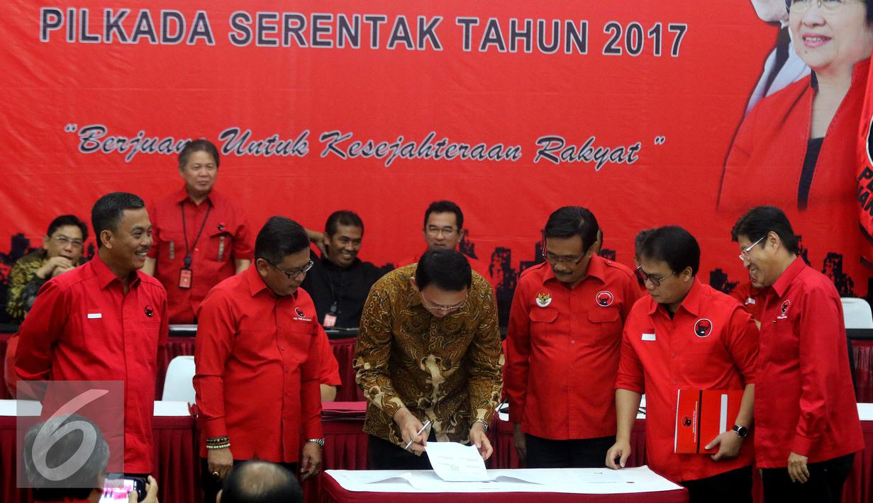 Basuki Tjahaja Purnama (Ahok) menandatangani kontrak politik dengan PDIP, Jakarta, Selasa (20/9).  PDIP resmi mengusung Ahok dan Djarot pada Pilgub DKI 2017. (Liputan6.com/Herman Zakharia)