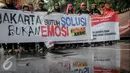 Sebuah spanduk dibentangkan saat demo tolak Ahok di Jakarta, Rabu (21/9). Dalam aksinya mereka melakukan longmarch dari Raden Saleh menuju KPUD Jakarta. (Liputan6.com/Faizal Fanani)