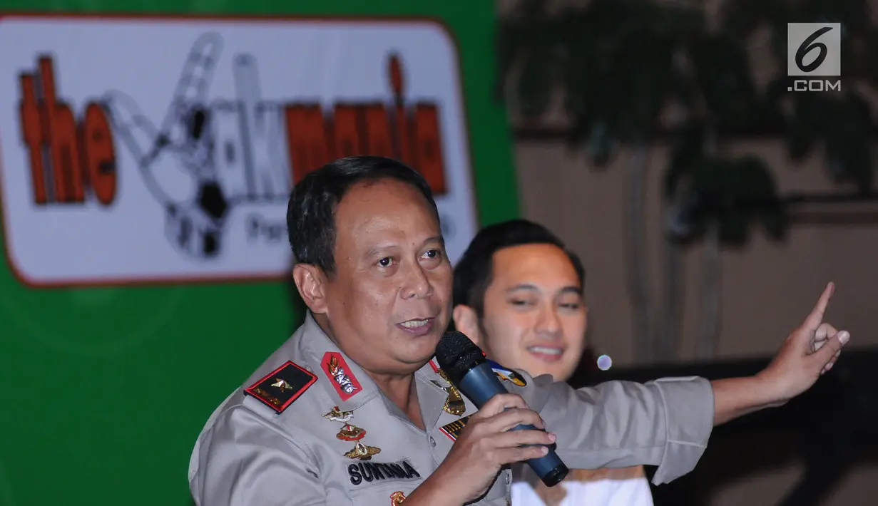 Wakapolda Metro Jaya, Brigjen Pol Suntana memberi arahan saat pertemuan bersama manajemen dan pemain serta perwakilan suporter Persija di Jakarta, Senin (19/6). Pertemuan mengedukasi para suporter Persija, (Liputan6.com/Helmi Fithriansyah)