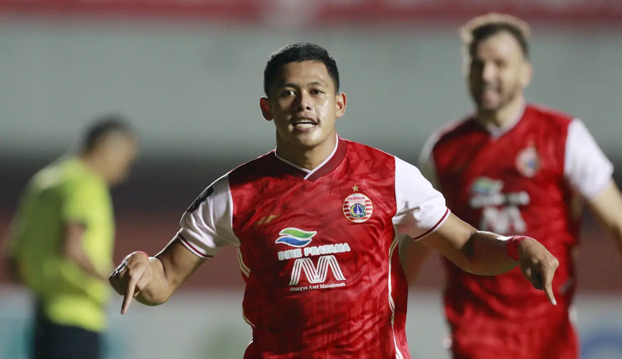 Taufik Hidayat - Nama Taufik menggema di dunia maya usai berhasil membobol gawang Persib Bandung pada laga leg pertama final Piala Menpora 2021. Bomber jebolan Persib U-17 ini sukses membayar kepercayaan pelatihnya dengan menyumbang satu gol kemenangan Macan kemayoran. (Bola.com/M Iqbal Ichsan)