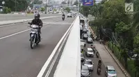 Pengendara motor melintas di Fly over Pancoran, Jakarta, Selasa (16/1). Flyover Pancoran dinilai mampu mengurangi kemacetan lalu lintas di perempatan Pancoran hingga 50 persen. (Liputan6.com/Angga Yuniar)