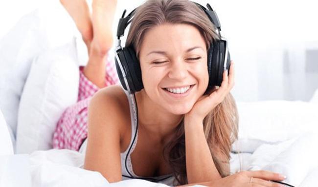 Mendengarkan musik bisa bikin bahagia/copyright thinkstockphotos.com
