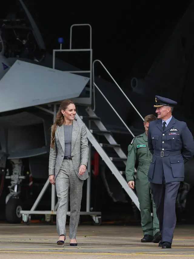 Kate Middleton Turun Mundur Anak Tangga Pesawat dengan Heels 10 CM, Tetap Anggun dengan Aura Maskulin