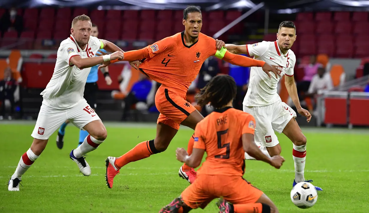 Bek Belanda, Virgil van Dijk, berebut bola dengan pemain Polandia pada laga UEFA Nations League di Stadion Johan Cruijff Arena, Amsterdam, Sabtu (5/9/2020) dini hari WIB. Belandang menang 1-0 atas Polandia. (AFP/John Thys)