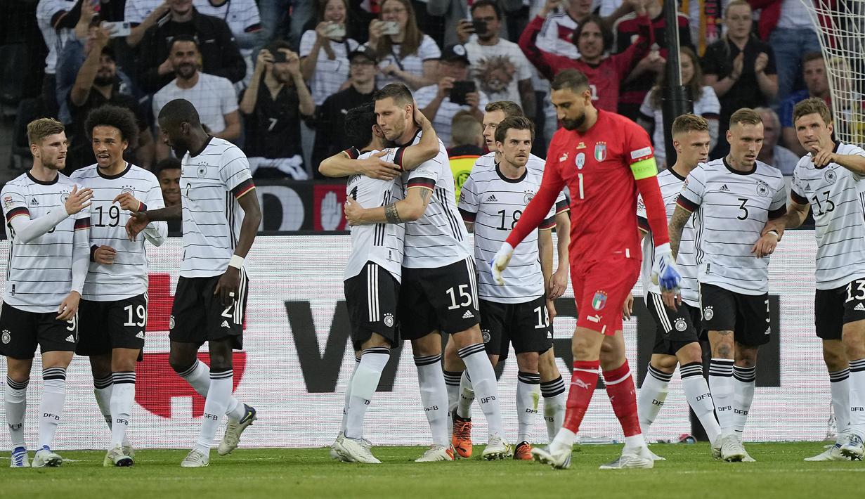 Penjaga gawang Italia Gianluigi Donnarumma berjalan di depan para pemain Jerman setelah dia menerima gol kedua dari Ilkay Gundogan pada pertandingan sepak bola UEFA Nations League di Moenchengladbach, Jerman, 14 Juni 2022. Jerman mengalahkan Italia 5-2. (AP Photo/Martin Meissner)