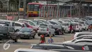 Suasana tempat parkir di Stasiun Pondok Cina, Depok, Kamis (6/8/2015). Membawa kendaraan hingga stasiun terdekat lalu berangkat menggunakan kereta bisa meminimalisir kemacetan di ibu kota. (Liputan6.com/Faizal Fanani)